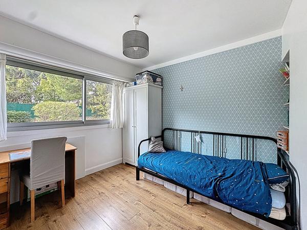 Appartement familial 3 chambres avec grande terrasse de 100 m² et piscine