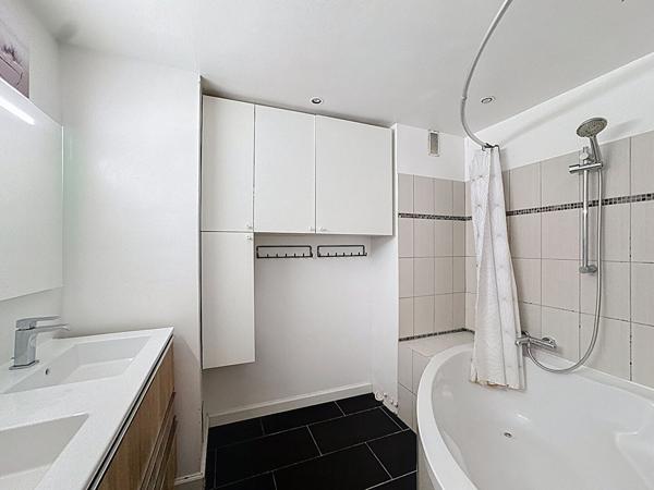 Appartement familial 3 chambres avec grande terrasse de 100 m² et piscine