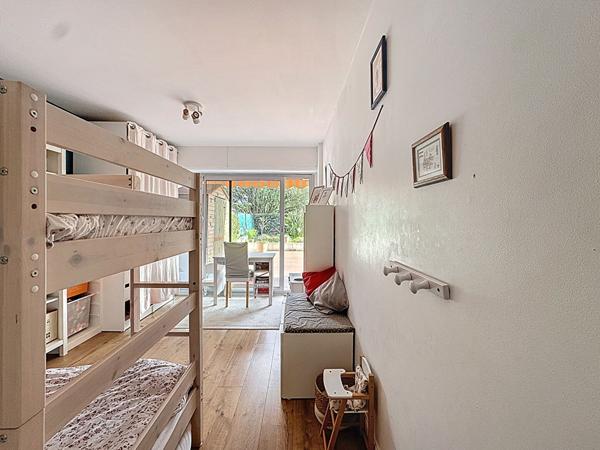 Appartement familial 3 chambres avec grande terrasse de 100 m² et piscine