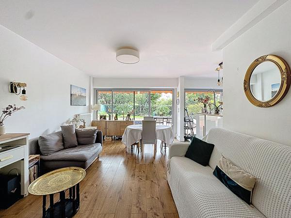 Appartement familial 3 chambres avec grande terrasse de 100 m² et piscine