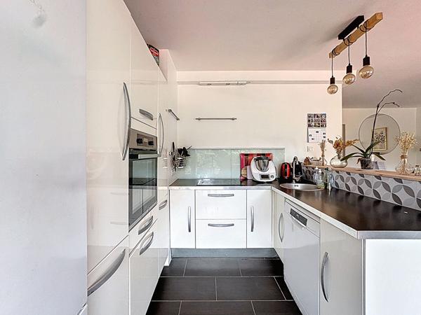 Appartement familial 3 chambres avec grande terrasse de 100 m² et piscine