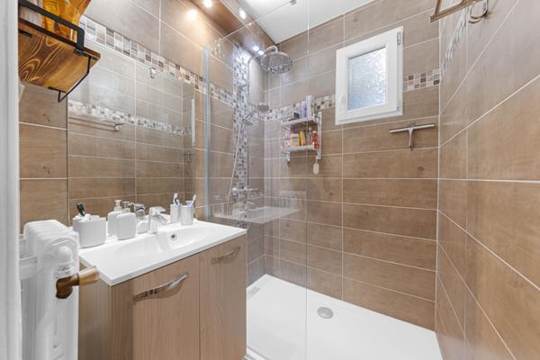 Exclusivité à Chatenoy Le Royal: bel appartement de 83.75 m2, 3 chambres, balcon et cave proche des commodités