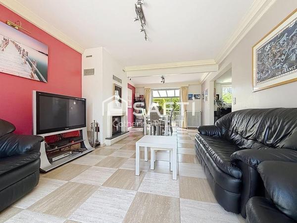 Maison familiale sans travaux avec garage 3 véhicules et jardin arboré