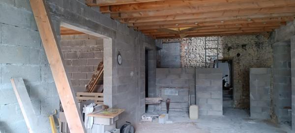 idéale pour projet de commerce ou investisseurs ou maison d'habitation.