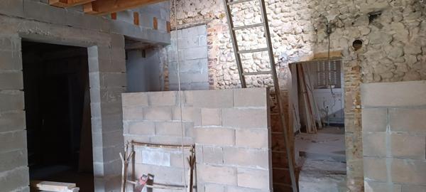 idéale pour projet de commerce ou investisseurs ou maison d'habitation.