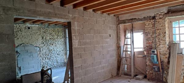 idéale pour projet de commerce ou investisseurs ou maison d'habitation.