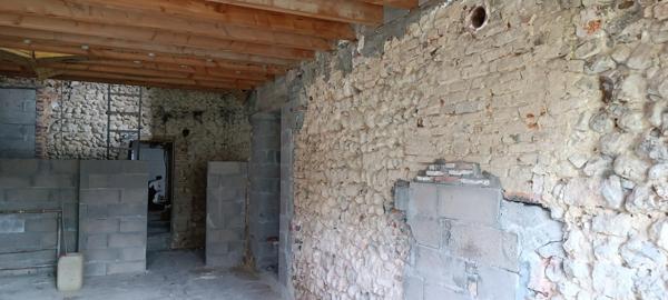 idéale pour projet de commerce ou investisseurs ou maison d'habitation.