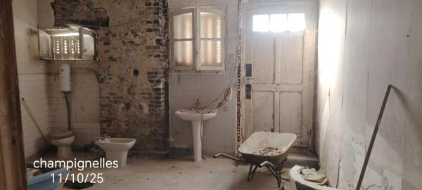 idéale pour projet de commerce ou investisseurs ou maison d'habitation.