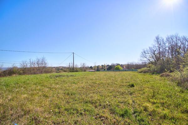 SAINTE COLOMBE EN BRUILHOIS - Terrain à bâtir de 1330m² environ avec vue sur les hauteurs de la commune