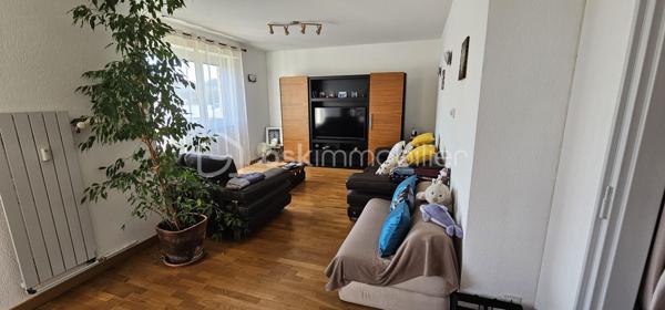 A Colmar - Quartier Sainte-Marie à 5 min à pied de la gare TGV et du centre ville.

Appartement 4 pièces de 75m2 entièrement rénové situé au 2ème étage avec ascenseur.

- Appartement lumineux, moderne et confortable composé d'une entrée avec placards, d'une cuisine entièrement équipée avec un accès direct à une loggia. Un salon / séjour de plus de 30m2 avec accès direct à un balcon de 7m2. 
- Coté nuit, vous disposerez de 2 chambres. La première chambre avec dressing modern offrant de beaux volumes de rangements, la 2ème chambre avec un espace bureau et un lit mural escamotable intégré dans un aménagement moderne sur mesure. Une grande salle d' eau, un WC séparé. 

- Une cave, un grenier et un parking privé complète ce bien.
- Chauffage collectif au gaz.

Ce appartement saura tant séduire pour un 1er investissement, que pour un jeune couple ou une famille, tout en offrant un potentiel de location saisonnière idéal par son emplacement.