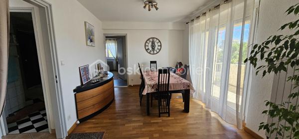 A Colmar - Quartier Sainte-Marie à 5 min à pied de la gare TGV et du centre ville.

Appartement 4 pièces de 75m2 entièrement rénové situé au 2ème étage avec ascenseur.

- Appartement lumineux, moderne et confortable composé d'une entrée avec placards, d'une cuisine entièrement équipée avec un accès direct à une loggia. Un salon / séjour de plus de 30m2 avec accès direct à un balcon de 7m2. 
- Coté nuit, vous disposerez de 2 chambres. La première chambre avec dressing modern offrant de beaux volumes de rangements, la 2ème chambre avec un espace bureau et un lit mural escamotable intégré dans un aménagement moderne sur mesure. Une grande salle d' eau, un WC séparé. 

- Une cave, un grenier et un parking privé complète ce bien.
- Chauffage collectif au gaz.

Ce appartement saura tant séduire pour un 1er investissement, que pour un jeune couple ou une famille, tout en offrant un potentiel de location saisonnière idéal par son emplacement.