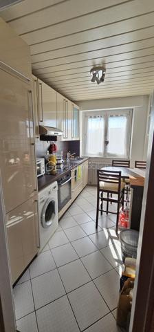 A Colmar - Quartier Sainte-Marie à 5 min à pied de la gare TGV et du centre ville.

Appartement 4 pièces de 75m2 entièrement rénové situé au 2ème étage avec ascenseur.

- Appartement lumineux, moderne et confortable composé d'une entrée avec placards, d'une cuisine entièrement équipée avec un accès direct à une loggia. Un salon / séjour de plus de 30m2 avec accès direct à un balcon de 7m2. 
- Coté nuit, vous disposerez de 2 chambres. La première chambre avec dressing modern offrant de beaux volumes de rangements, la 2ème chambre avec un espace bureau et un lit mural escamotable intégré dans un aménagement moderne sur mesure. Une grande salle d' eau, un WC séparé. 

- Une cave, un grenier et un parking privé complète ce bien.
- Chauffage collectif au gaz.

Ce appartement saura tant séduire pour un 1er investissement, que pour un jeune couple ou une famille, tout en offrant un potentiel de location saisonnière idéal par son emplacement.