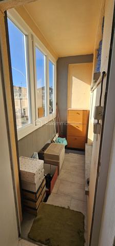 A Colmar - Quartier Sainte-Marie à 5 min à pied de la gare TGV et du centre ville.

Appartement 4 pièces de 75m2 entièrement rénové situé au 2ème étage avec ascenseur.

- Appartement lumineux, moderne et confortable composé d'une entrée avec placards, d'une cuisine entièrement équipée avec un accès direct à une loggia. Un salon / séjour de plus de 30m2 avec accès direct à un balcon de 7m2. 
- Coté nuit, vous disposerez de 2 chambres. La première chambre avec dressing modern offrant de beaux volumes de rangements, la 2ème chambre avec un espace bureau et un lit mural escamotable intégré dans un aménagement moderne sur mesure. Une grande salle d' eau, un WC séparé. 

- Une cave, un grenier et un parking privé complète ce bien.
- Chauffage collectif au gaz.

Ce appartement saura tant séduire pour un 1er investissement, que pour un jeune couple ou une famille, tout en offrant un potentiel de location saisonnière idéal par son emplacement.