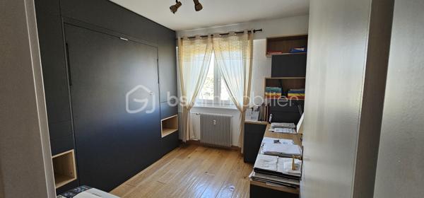 A Colmar - Quartier Sainte-Marie à 5 min à pied de la gare TGV et du centre ville.

Appartement 4 pièces de 75m2 entièrement rénové situé au 2ème étage avec ascenseur.

- Appartement lumineux, moderne et confortable composé d'une entrée avec placards, d'une cuisine entièrement équipée avec un accès direct à une loggia. Un salon / séjour de plus de 30m2 avec accès direct à un balcon de 7m2. 
- Coté nuit, vous disposerez de 2 chambres. La première chambre avec dressing modern offrant de beaux volumes de rangements, la 2ème chambre avec un espace bureau et un lit mural escamotable intégré dans un aménagement moderne sur mesure. Une grande salle d' eau, un WC séparé. 

- Une cave, un grenier et un parking privé complète ce bien.
- Chauffage collectif au gaz.

Ce appartement saura tant séduire pour un 1er investissement, que pour un jeune couple ou une famille, tout en offrant un potentiel de location saisonnière idéal par son emplacement.