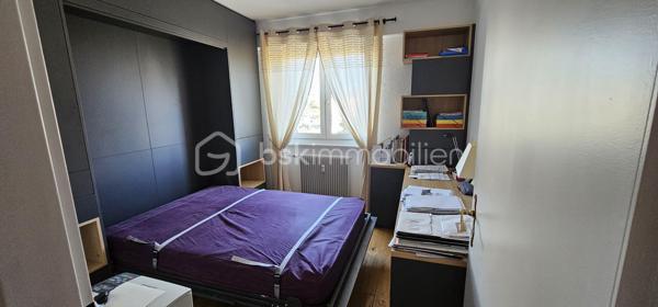 A Colmar - Quartier Sainte-Marie à 5 min à pied de la gare TGV et du centre ville.

Appartement 4 pièces de 75m2 entièrement rénové situé au 2ème étage avec ascenseur.

- Appartement lumineux, moderne et confortable composé d'une entrée avec placards, d'une cuisine entièrement équipée avec un accès direct à une loggia. Un salon / séjour de plus de 30m2 avec accès direct à un balcon de 7m2. 
- Coté nuit, vous disposerez de 2 chambres. La première chambre avec dressing modern offrant de beaux volumes de rangements, la 2ème chambre avec un espace bureau et un lit mural escamotable intégré dans un aménagement moderne sur mesure. Une grande salle d' eau, un WC séparé. 

- Une cave, un grenier et un parking privé complète ce bien.
- Chauffage collectif au gaz.

Ce appartement saura tant séduire pour un 1er investissement, que pour un jeune couple ou une famille, tout en offrant un potentiel de location saisonnière idéal par son emplacement.