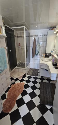 A Colmar - Quartier Sainte-Marie à 5 min à pied de la gare TGV et du centre ville.

Appartement 4 pièces de 75m2 entièrement rénové situé au 2ème étage avec ascenseur.

- Appartement lumineux, moderne et confortable composé d'une entrée avec placards, d'une cuisine entièrement équipée avec un accès direct à une loggia. Un salon / séjour de plus de 30m2 avec accès direct à un balcon de 7m2. 
- Coté nuit, vous disposerez de 2 chambres. La première chambre avec dressing modern offrant de beaux volumes de rangements, la 2ème chambre avec un espace bureau et un lit mural escamotable intégré dans un aménagement moderne sur mesure. Une grande salle d' eau, un WC séparé. 

- Une cave, un grenier et un parking privé complète ce bien.
- Chauffage collectif au gaz.

Ce appartement saura tant séduire pour un 1er investissement, que pour un jeune couple ou une famille, tout en offrant un potentiel de location saisonnière idéal par son emplacement.