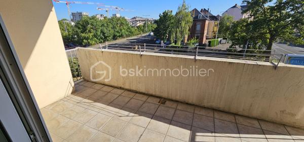 A Colmar - Quartier Sainte-Marie à 5 min à pied de la gare TGV et du centre ville.

Appartement 4 pièces de 75m2 entièrement rénové situé au 2ème étage avec ascenseur.

- Appartement lumineux, moderne et confortable composé d'une entrée avec placards, d'une cuisine entièrement équipée avec un accès direct à une loggia. Un salon / séjour de plus de 30m2 avec accès direct à un balcon de 7m2. 
- Coté nuit, vous disposerez de 2 chambres. La première chambre avec dressing modern offrant de beaux volumes de rangements, la 2ème chambre avec un espace bureau et un lit mural escamotable intégré dans un aménagement moderne sur mesure. Une grande salle d' eau, un WC séparé. 

- Une cave, un grenier et un parking privé complète ce bien.
- Chauffage collectif au gaz.

Ce appartement saura tant séduire pour un 1er investissement, que pour un jeune couple ou une famille, tout en offrant un potentiel de location saisonnière idéal par son emplacement.