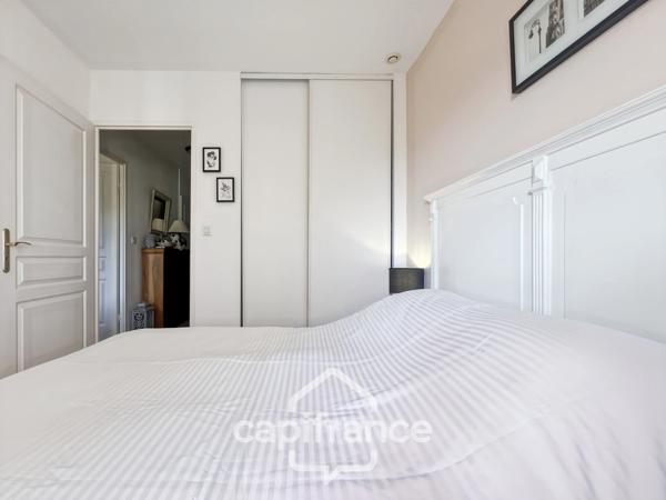 Domaine et golf de Pont royal maison de 67 m2 entièrement rénovée climatisée, bel extérieur,2/ 3 chambres, salle de bain et salle d'eau jardin , piscine résidentielle