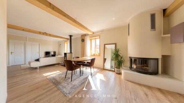 Appartement T4 rénové avec terrasse, balcon, 2 places de parking et combles aménageables  01170 Gex