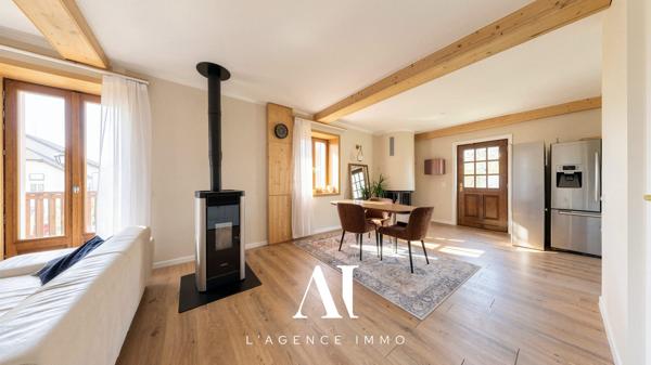 Appartement T4 rénové avec terrasse, balcon, 2 places de parking et combles aménageables  01170 Gex