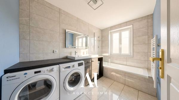 Appartement T4 rénové avec terrasse, balcon, 2 places de parking et combles aménageables  01170 Gex