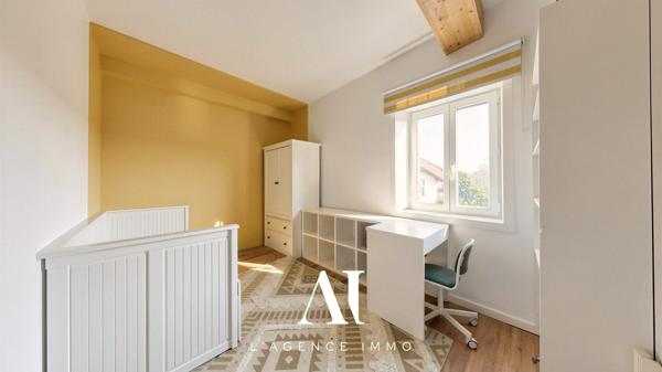 Appartement T4 rénové avec terrasse, balcon, 2 places de parking et combles aménageables  01170 Gex