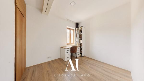 Appartement T4 rénové avec terrasse, balcon, 2 places de parking et combles aménageables  01170 Gex