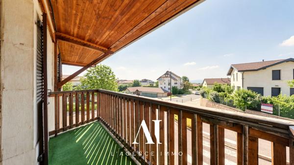 Appartement T4 rénové avec terrasse, balcon, 2 places de parking et combles aménageables  01170 Gex