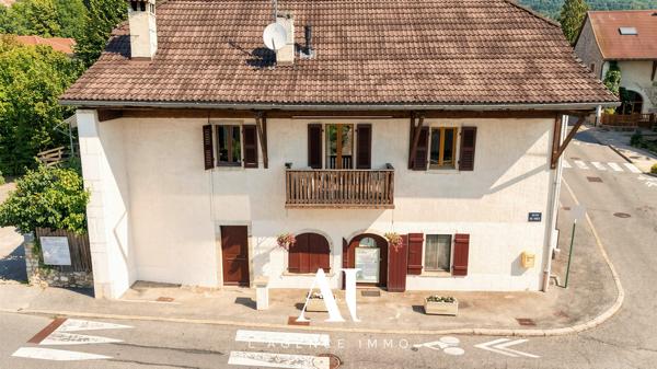 Appartement T4 rénové avec terrasse, balcon, 2 places de parking et combles aménageables  01170 Gex