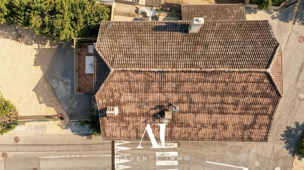 Appartement T4 rénové avec terrasse, balcon, 2 places de parking et combles aménageables  01170 Gex