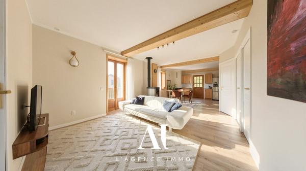 Appartement T4 rénové avec terrasse, balcon, 2 places de parking et combles aménageables  01170 Gex