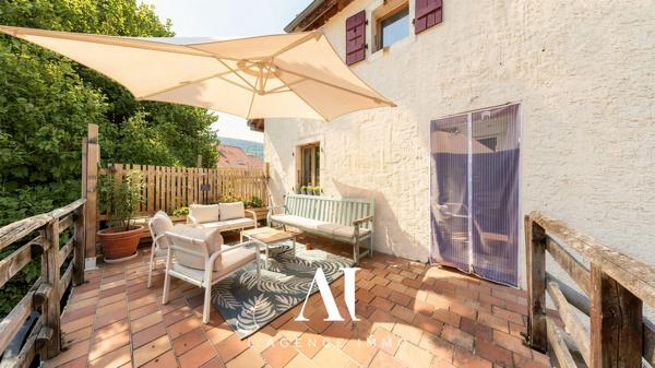 Appartement T4 rénové avec terrasse, balcon, 2 places de parking et combles aménageables  01170 Gex