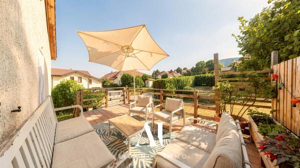 Appartement T4 rénové avec terrasse, balcon, 2 places de parking et combles aménageables  01170 Gex