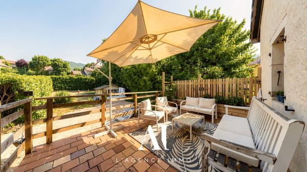 Appartement T4 rénové avec terrasse, balcon, 2 places de parking et combles aménageables  01170 Gex