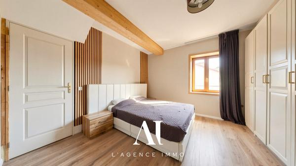 Appartement T4 rénové avec terrasse, balcon, 2 places de parking et combles aménageables  01170 Gex