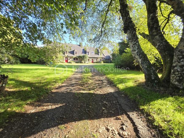 À la recherche d’un cadre de vie paisible, spacieux et empreint d’authenticité ? Cette belle longère de caractère en pierres vous ouvre ses portes et invite à imaginer votre nouvelle histoire en Bretagne, au calme de la campagne de Languidic.
Dès l’entrée, vous serez séduits par ses volumes généreux : une cuisine familiale dinatoire, aménagée et équipée, avec un poêle/four à bois qui en fait un véritable cœur de maison, un vaste salon-séjour réchauffé par une belle cheminée en pierre, idéal pour partager des moments conviviaux. Une chambre en rez-de-chaussée, un WC indépendant, ainsi qu’une buanderie/chaufferie viennent compléter ce niveau pratique et fonctionnel.
À l’étage, un palier dessert quatre chambres, parfaites pour accueillir famille et amis, ainsi qu’une salle d’eau et un WC indépendant.
À l’extérieur, le charme opère tout autant : garage et dépendance en pierres, cabanons, allées, cour, potager et surtout un terrain très largement et joliment arboré de différentes essences d’arbres. Ce véritable écrin de verdure de plus de 2 000 m² offre un cadre naturel idéal pour se ressourcer, jardiner ou simplement profiter de moments de détente au grand air.
Quelques travaux seront à envisager, une belle opportunité pour les futurs acquéreurs de remettre la maison à leur goût et d’allier le cachet de l’ancien avec la modernité d’aujourd’hui. Une fois repensée, cette demeure révélera tout son potentiel pour devenir un cocon chaleureux et unique.