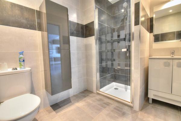 Antibes (06600) Antibes 2 pièces rez de jardin parking