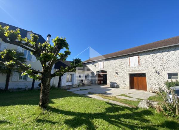 LESCAR - Authentique  Béarnaise de 200 m² avec grange en galet  plus dépendance
