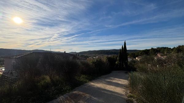 Terrain constructible 1 133 m² à Meyreuil avec vue dominante plein sud et libre constructeur