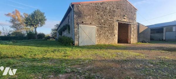 VOUILLE, magnifique grange à réhabiliter