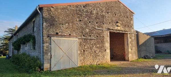 VOUILLE, magnifique grange à réhabiliter