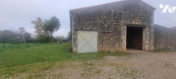 VOUILLE, magnifique grange à réhabiliter