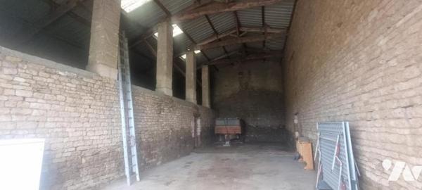 VOUILLE, magnifique grange à réhabiliter