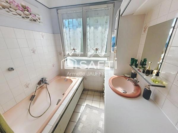 Maison tout à pied: gare, écoles, lycée, commerces