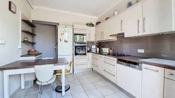 NANTES HIPPODROME - FACULTÉS : A vendre Superbe maison familiale de 8 pièces, 5 chambres (possible 6), jardin, garage. Tout à pied !