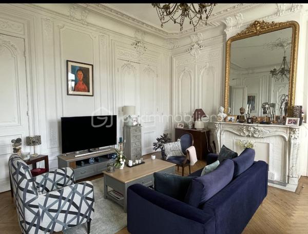 Un investissement immobilier qui a du caractère ? C'est à Saint-Aubin-lès-Elbeuf 76410 ! 

Devenez propriétaire de cet ensemble immobilier de 6 logements + 6 garages au milieu d'un grand parc qui se décompose comme suit : 

- Un manoir divisé en 4 appartements : 
    - un appartement T4 de 112m2 avec garage loué 875 € / DPE : E
    - un appartement T3 de 100m2 avec garage loué 640 € / DPE : F
    - un appartement T3 de 100m2 avec garage loué 846 € / DPE : E
    - un appartement T3 de 101m2 loué 847 € / DPE : F

- Une maison T4 de 120m2 avec garage louée 825 € / DPE : E

- Une maison de 70m2 avec garage louée 570 € / DPE : G

Revenus annuels : 55 230 €
Taxe foncière : 6160 €
PNO : 960 €
Chaque logement a une entrée indépendante. 

Rentabilité nette de 7,15 % ! 
Si vous ajoutez une enveloppe travaux de 50 000 €, par exemple pour les DPE et défiscaliser, la renta de 6,65 % est toujours bonne ! 

Ne tardez pas !

PS : le shooting photo arrive bientôt