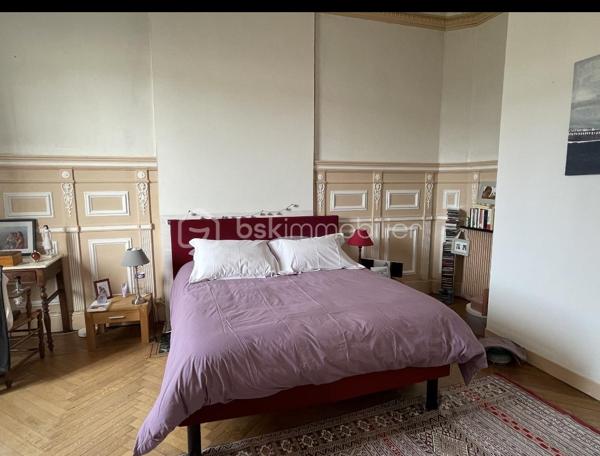 Un investissement immobilier qui a du caractère ? C'est à Saint-Aubin-lès-Elbeuf 76410 ! 

Devenez propriétaire de cet ensemble immobilier de 6 logements + 6 garages au milieu d'un grand parc qui se décompose comme suit : 

- Un manoir divisé en 4 appartements : 
    - un appartement T4 de 112m2 avec garage loué 875 € / DPE : E
    - un appartement T3 de 100m2 avec garage loué 640 € / DPE : F
    - un appartement T3 de 100m2 avec garage loué 846 € / DPE : E
    - un appartement T3 de 101m2 loué 847 € / DPE : F

- Une maison T4 de 120m2 avec garage louée 825 € / DPE : E

- Une maison de 70m2 avec garage louée 570 € / DPE : G

Revenus annuels : 55 230 €
Taxe foncière : 6160 €
PNO : 960 €
Chaque logement a une entrée indépendante. 

Rentabilité nette de 7,15 % ! 
Si vous ajoutez une enveloppe travaux de 50 000 €, par exemple pour les DPE et défiscaliser, la renta de 6,65 % est toujours bonne ! 

Ne tardez pas !

PS : le shooting photo arrive bientôt