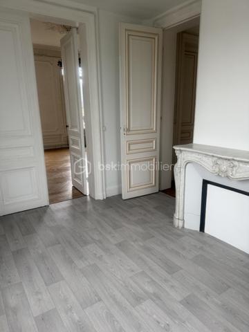 Un investissement immobilier qui a du caractère ? C'est à Saint-Aubin-lès-Elbeuf 76410 ! 

Devenez propriétaire de cet ensemble immobilier de 6 logements + 6 garages au milieu d'un grand parc qui se décompose comme suit : 

- Un manoir divisé en 4 appartements : 
    - un appartement T4 de 112m2 avec garage loué 875 € / DPE : E
    - un appartement T3 de 100m2 avec garage loué 640 € / DPE : F
    - un appartement T3 de 100m2 avec garage loué 846 € / DPE : E
    - un appartement T3 de 101m2 loué 847 € / DPE : F

- Une maison T4 de 120m2 avec garage louée 825 € / DPE : E

- Une maison de 70m2 avec garage louée 570 € / DPE : G

Revenus annuels : 55 230 €
Taxe foncière : 6160 €
PNO : 960 €
Chaque logement a une entrée indépendante. 

Rentabilité nette de 7,15 % ! 
Si vous ajoutez une enveloppe travaux de 50 000 €, par exemple pour les DPE et défiscaliser, la renta de 6,65 % est toujours bonne ! 

Ne tardez pas !

PS : le shooting photo arrive bientôt