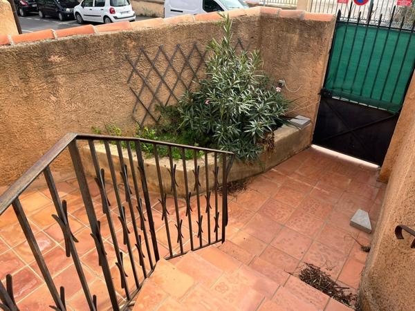 La Ciotat, 300m mer, résid. 1989 de 8 appts/piscine, T2 de 56m2 clim + cour privative et garage 18.50m2 en sous-sol sécurisé