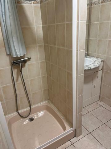 La Ciotat, 300m mer, résid. 1989 de 8 appts/piscine, T2 de 56m2 clim + cour privative et garage 18.50m2 en sous-sol sécurisé